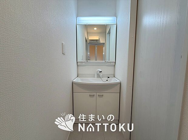 【洗面台・洗面所】鏡の両サイドは、必要なものを取出しやすく、大きな鏡面で朝の準備も快適。
使いやすいリフトアップ機能付きのシングルレバーシャワー水栓付です。