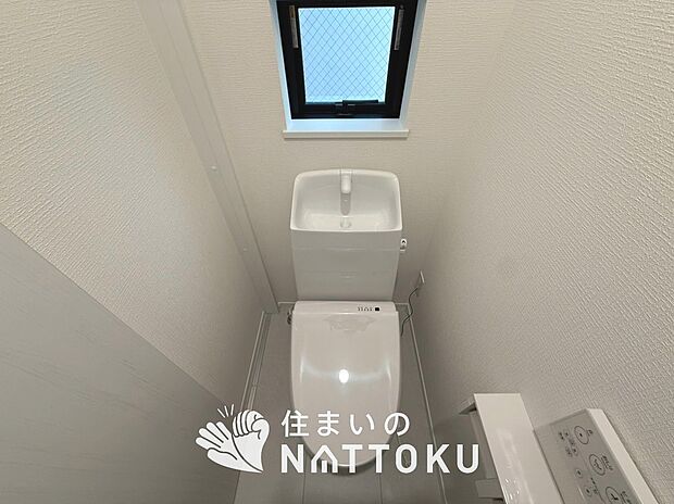 【トイレ】汚れてもサッとひと拭きでお手入れ簡単、エコ仕様の温水洗浄便座付きのトイレです。
バリアフリーにも配慮しています。