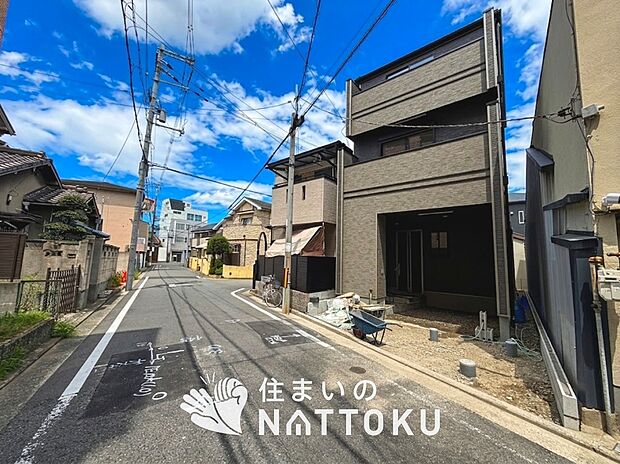 【現地写真(前道含む外観)】軽くて火災に強い屋根材を採用し、地震時の建物への負担や揺れを軽減しています。