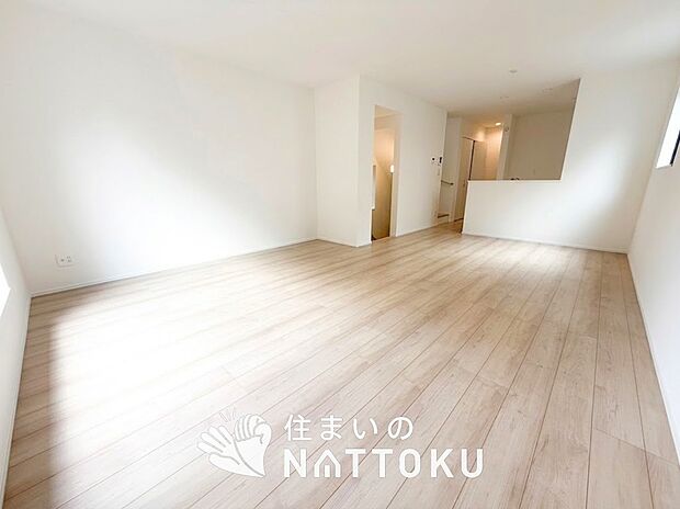【現地写真(リビング)】フローリング材には、木目、色調など木材特有の風合いがあり、ナチュラルな美しさになっています。