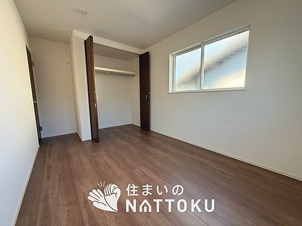 【現地写真(寝室)】木目の美しさを際立たせるシンプルデザインの建具を使用しています。