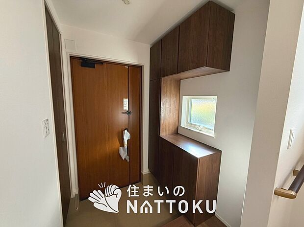 【現地写真(玄関)】玄関には、大型のシューズ収納を設置しています。