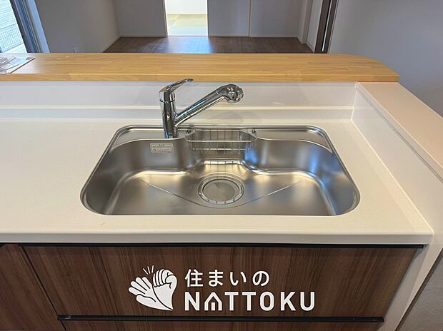 【浄水器内臓ハンドシャワー付シンク】広々とした凸型シンクに洗剤ポケットを標準装備。すっきり収納できます。
また、蛇口の先端に浄水器を内蔵しているため場所をとりません。