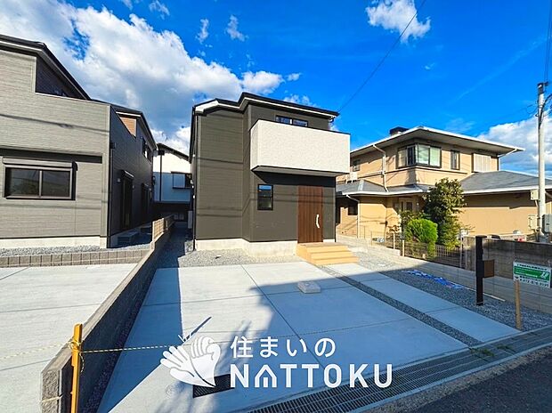 【現地写真(外観)【2号地】】軽くて火災に強い屋根材を採用し、地震時の建物への負担や揺れを軽減しています。