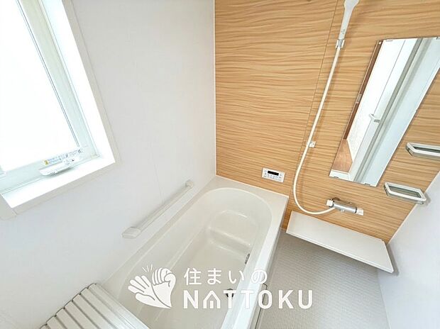 【現地写真(浴室)】浴室暖房乾燥機付き。1坪タイプで広々です。
