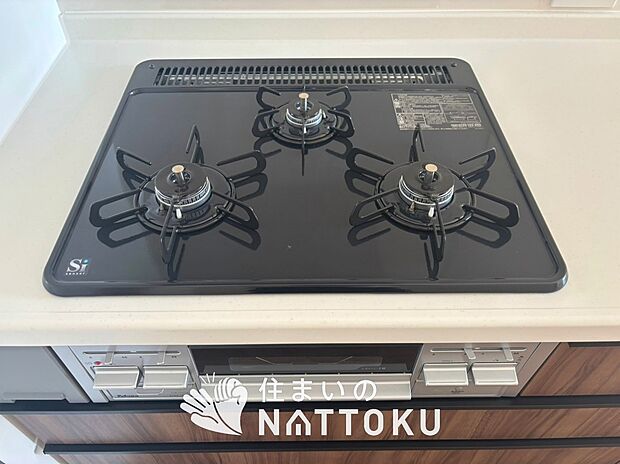 【ビルトインコンロ】フラットな構造で清掃性が高く、過熱防止センサー付３口タイプで日頃の家事も快適です。
