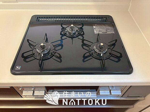 【ビルトインコンロ】フラットな構造で清掃性が高く、過熱防止センサー付3口タイプで日頃の家事も快適です。