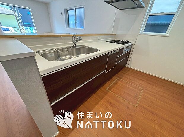 【現地写真(キッチン)】収納たっぷりのシステムキッチン、浄水器付水栓を標準装備しています。