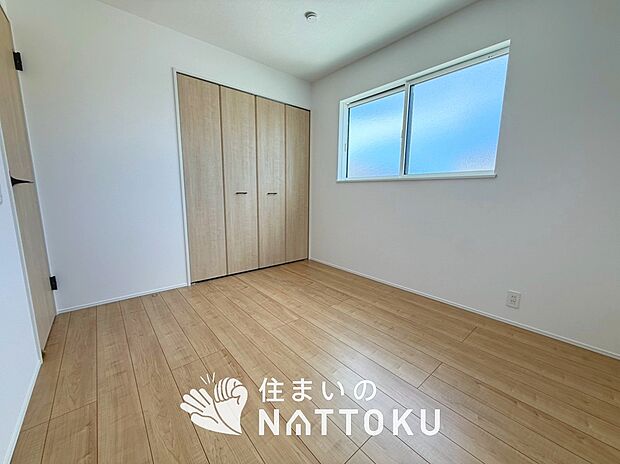 【現地写真(洋室)】木目の美しさを際立たせるシンプルデザインの建具を使用しています。