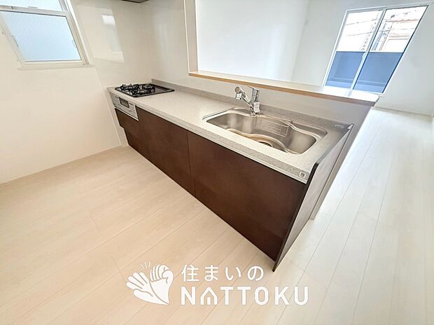 【現地写真(キッチン)】収納たっぷりのシステムキッチン、浄水器付水栓を標準装備しています。