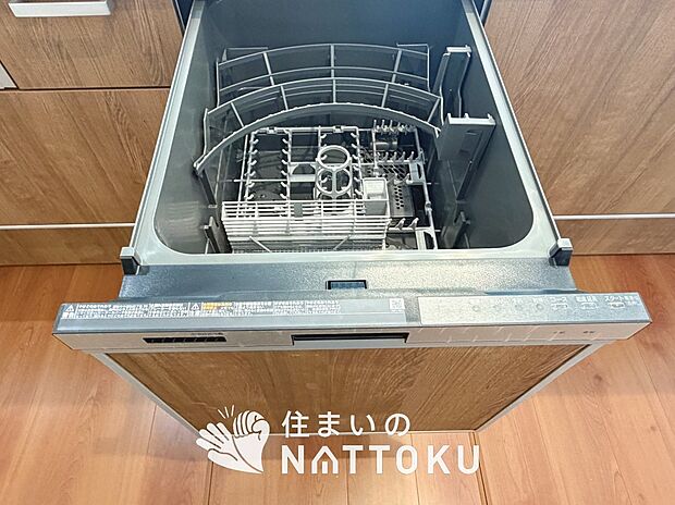 【食器洗い乾燥機】食後の時間にゆとりを与えてくれる食器洗い乾燥機。
操作ボタンも上面にあるので、腰をかがめずに操作ができラクラクです。

