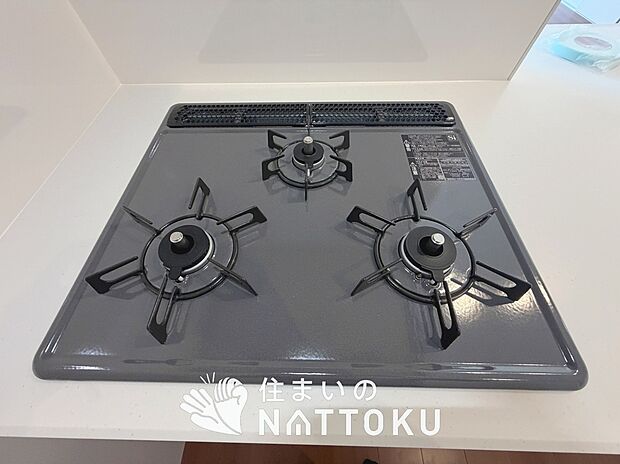 【ビルトインコンロ】フラットな構造で清掃性が高く、過熱防止センサー付3口タイプで日頃の家事も快適です。