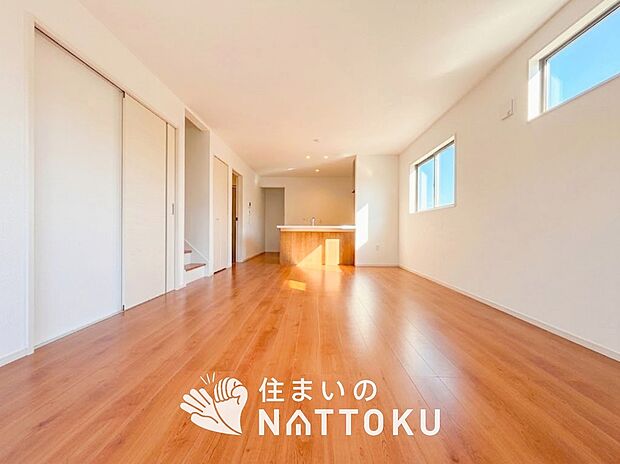 【現地写真(リビング)】フローリング材には、木目、色調など木材特有の風合いがあり、ナチュラルな美しさになっています。