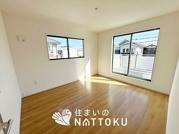 【現地写真(寝室)】木目の美しさを際立たせるシンプルデザインの建具を使用しています。