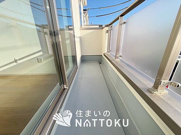 【バルコニー】奥行きが広く、洗濯物をゆったりと干せる十分な広さで、家族の洗濯も捗ります。