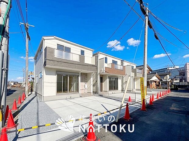 【現地写真（街並み）】雨で汚れを落とし、耐久性・耐候性に優れた外壁を使用しています。