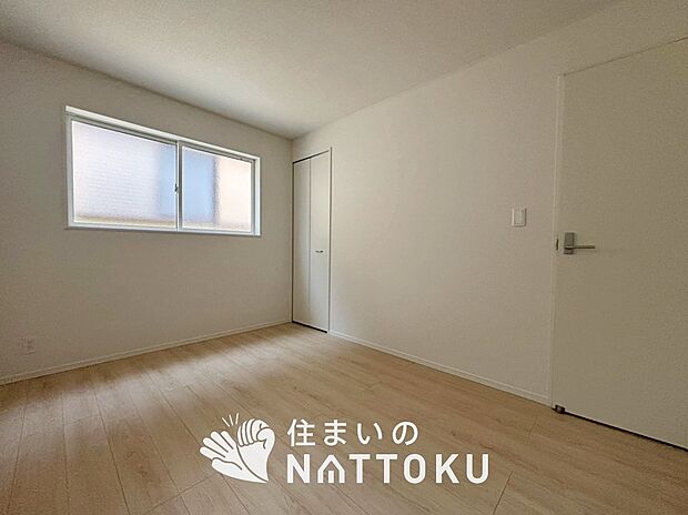【現地写真(洋室)】木目の美しさを際立たせるシンプルデザインの建具を使用しています。