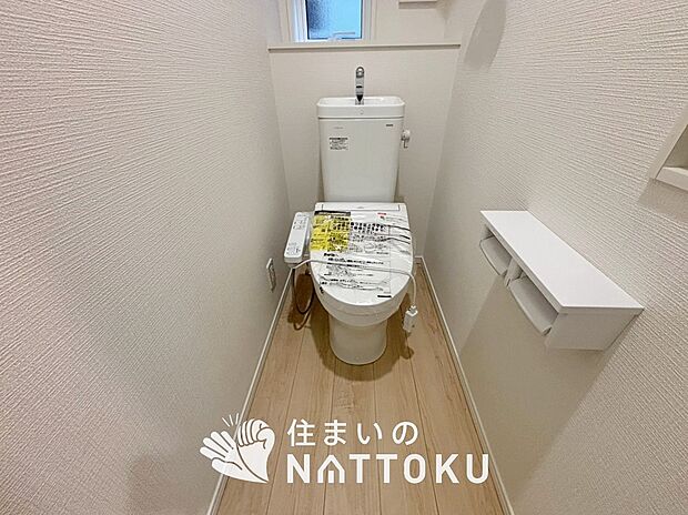 【トイレ】汚れてもサッとひと拭きでお手入れ簡単、エコ仕様の温水洗浄便座付きのトイレです。
バリアフリーにも配慮しています。