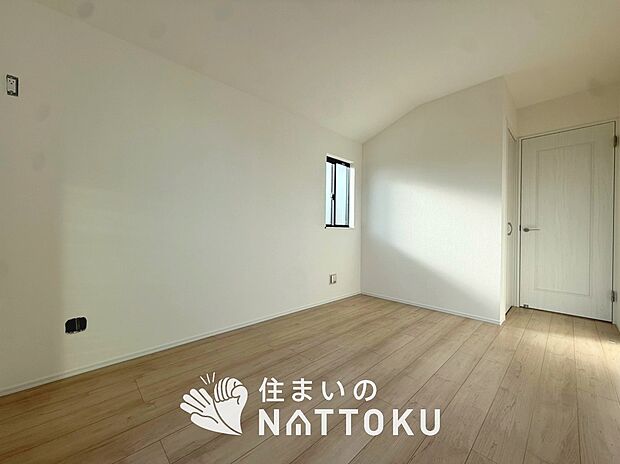 【現地写真（寝室）】木目の美しさを際立たせるシンプルデザインの建具を使用しています。