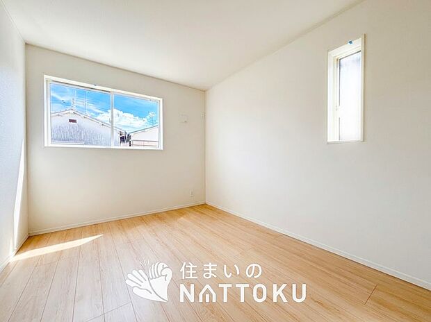 【現地写真(寝室)】木目の美しさを際立たせるシンプルデザインの建具を使用しています。
