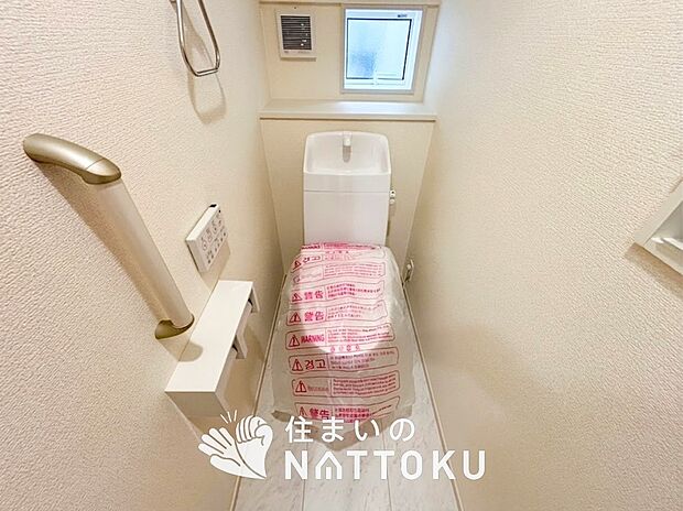 【トイレ】汚れてもサッとひと拭きでお手入れ簡単、エコ仕様の温水洗浄便座付きのトイレです。
バリアフリーにも配慮しています。
