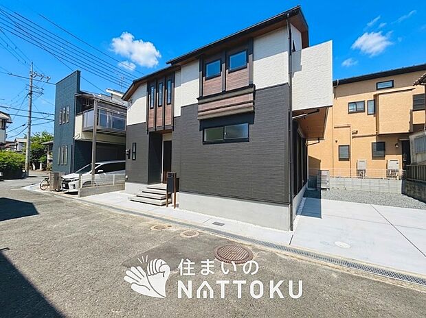 【現地写真（外観）】雨で汚れを落とし、耐久性・耐候性に優れた外壁を使用しています。