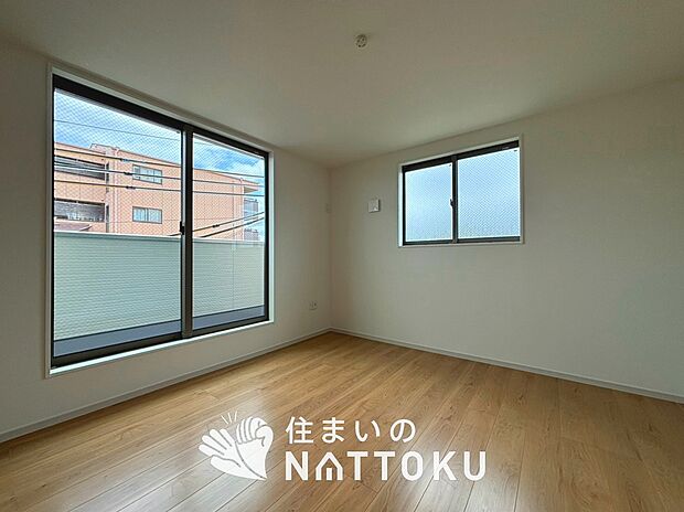 【現地写真(寝室)】木目の美しさを際立たせるシンプルデザインの建具を使用しています。