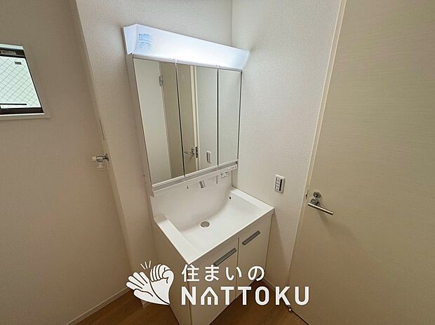 【洗面台・洗面所】鏡の両サイドは、必要なものを取出しやすく、大きな鏡面で朝の準備も快適。
使いやすいリフトアップ機能付きのシングルレバーシャワー水栓付です。
