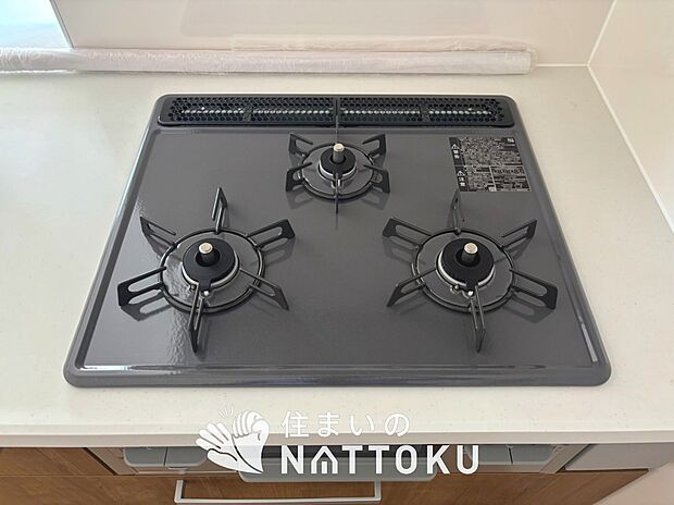 【ビルトインコンロ】フラットな構造で清掃性が高く、過熱防止センサー付3口タイプで日頃の家事も快適です。