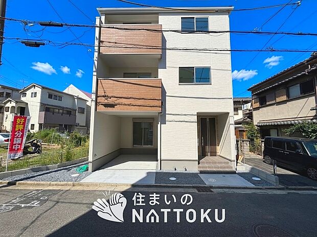【現地写真(外観)】軽くて火災に強い屋根材を採用し、地震時の建物への負担や揺れを軽減しています。