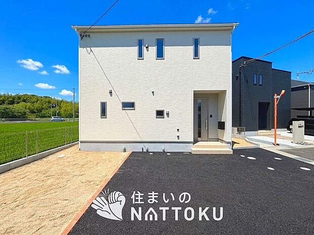 【現地写真（外観）【４号地】】軽くて火災に強い屋根材を採用し、地震時の建物への負担や揺れを軽減しています。