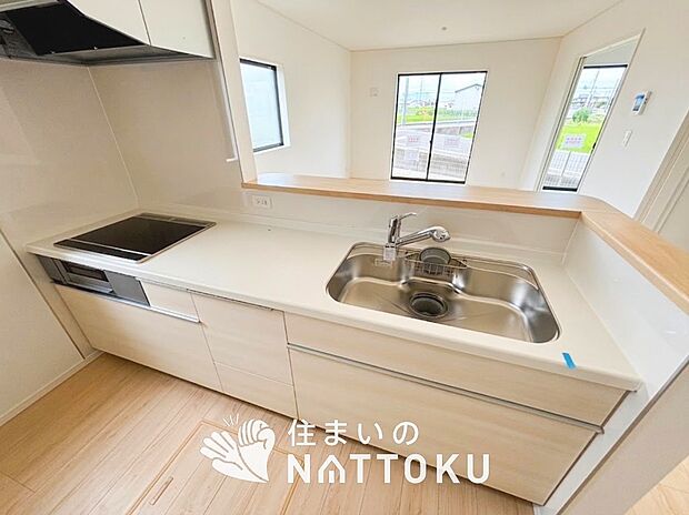 【現地写真（キッチン）】収納たっぷりのシステムキッチン、浄水器付水栓を標準装備しています。