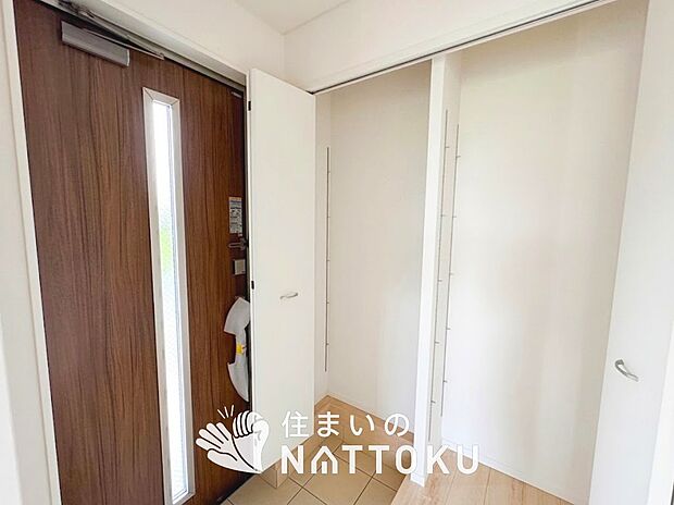 【現地写真(玄関)】玄関には、大型のシューズ収納を設置しています。
