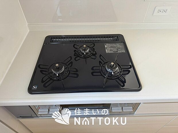 【ビルトインコンロ】フラットな構造で清掃性が高く、過熱防止センサー付3口タイプで日頃の家事も快適です。