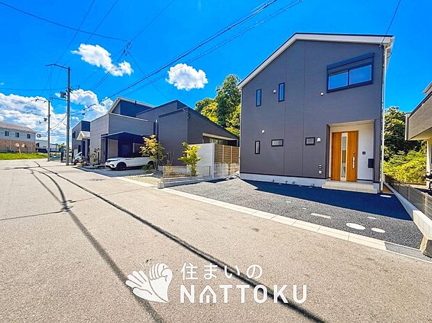 【現地写真(前道含む外観)】軽くて火災に強い屋根材を採用し、地震時の建物への負担や揺れを軽減しています。