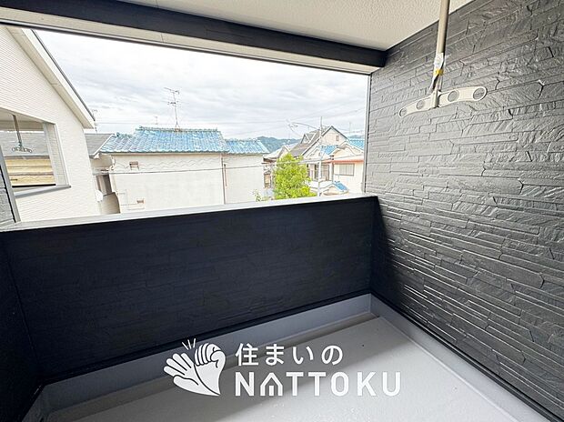 【バルコニー】奥行きが広く、洗濯物をゆったりと干せる十分な広さで、家族の洗濯も捗ります。