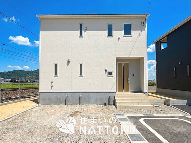 【現地写真（外観）【３号地】】軽くて火災に強い屋根材を採用し、地震時の建物への負担や揺れを軽減しています。