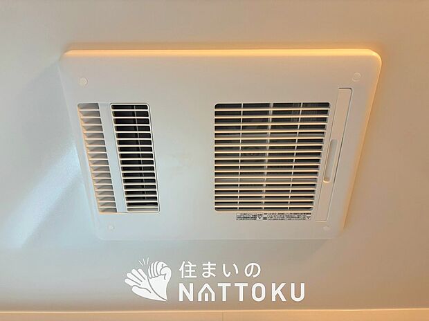 【浴室暖房換気乾燥機】入浴後の水滴や湿気を排出し、カビの発生や臭いを抑制します。
雨の日の洗濯物にも効果的です。