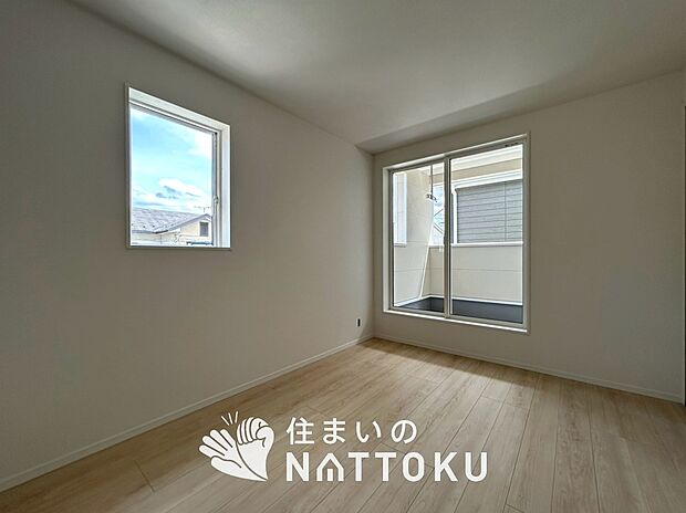 【現地写真（寝室）】木目の美しさを際立たせるシンプルデザインの建具を使用しています。