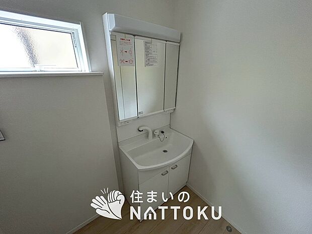 【洗面台・洗面所】鏡の両サイドは、必要なものを取出しやすく、大きな鏡面で朝の準備も快適。
使いやすいリフトアップ機能付きのシングルレバーシャワー水栓付です。
