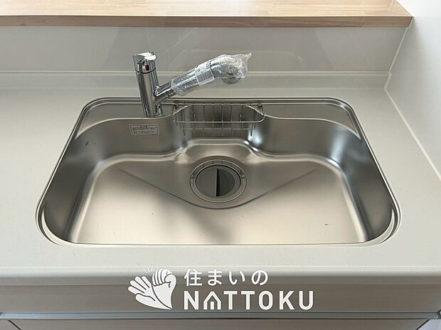 【浄水器内臓ハンドシャワー付シンク】広々とした凸型シンクに洗剤ポケットを標準装備。すっきり収納できます。
また、蛇口の先端に浄水器を内蔵しているため場所をとりません。
