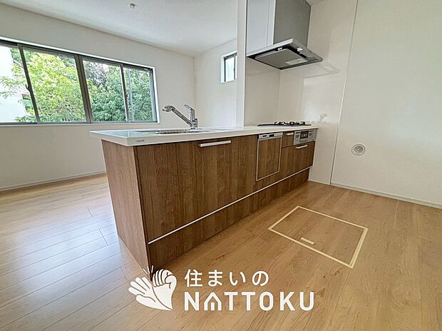 【現地写真(キッチン)】収納たっぷりのシステムキッチン、浄水器付水栓を標準装備しています。