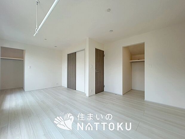 【現地写真(寝室)】木目の美しさを際立たせるシンプルデザインの建具を使用しています。