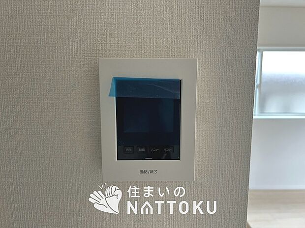 【TVモニター付インターホン】手放し通話ができ、送話表示灯で送話・受話状態が確認できます。
映像と音声で玄関先の様子をチェックできるモニター機能や、夜間の訪問者の顔も確認できるLEDライトを装備しています。
