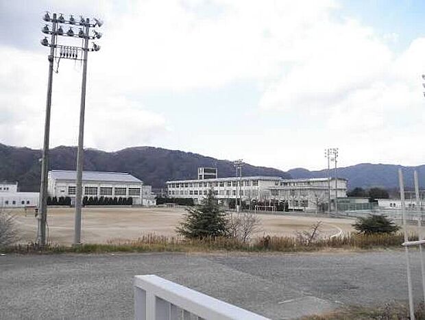 木津川市立泉川中学校(約1,600m)