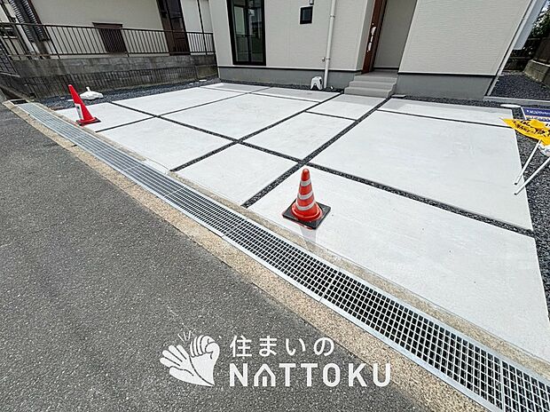【現地写真(駐車場)】駐車スペースが広く、運転が苦手な方も安心です。