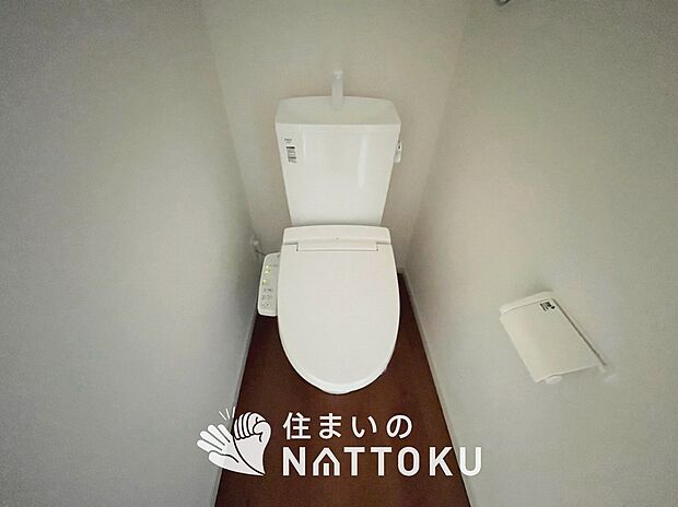 【トイレ】汚れてもサッとひと拭きでお手入れ簡単、エコ仕様の温水洗浄便座付きのトイレです。
バリアフリーにも配慮しています。

