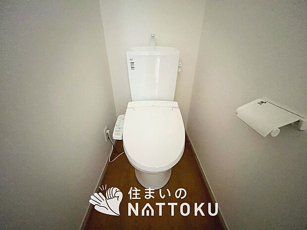 【トイレ】汚れてもサッとひと拭きでお手入れ簡単、エコ仕様の温水洗浄便座付きのトイレです。
バリアフリーにも配慮しています。