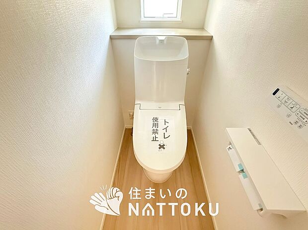 【トイレ】汚れてもサッとひと拭きでお手入れ簡単、エコ仕様の温水洗浄便座付きのトイレです。
バリアフリーにも配慮しています。