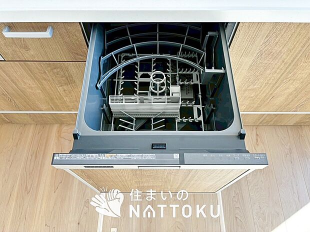 【食器洗い乾燥機】食後の時間にゆとりを与えてくれる食器洗い乾燥機。
操作ボタンも上面にあるので、腰をかがめずに操作ができラクラクです。